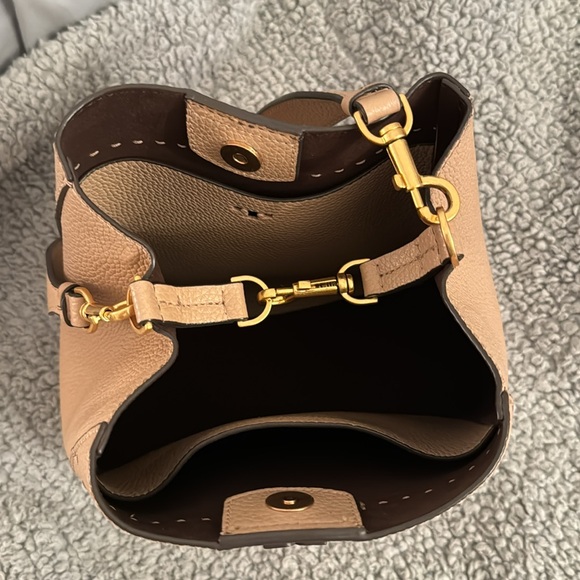 Tory Burch McGraw Bucket Bag, Hobo Purse Pebbled leather Buff Nude A00144 - Picture 9 of 16